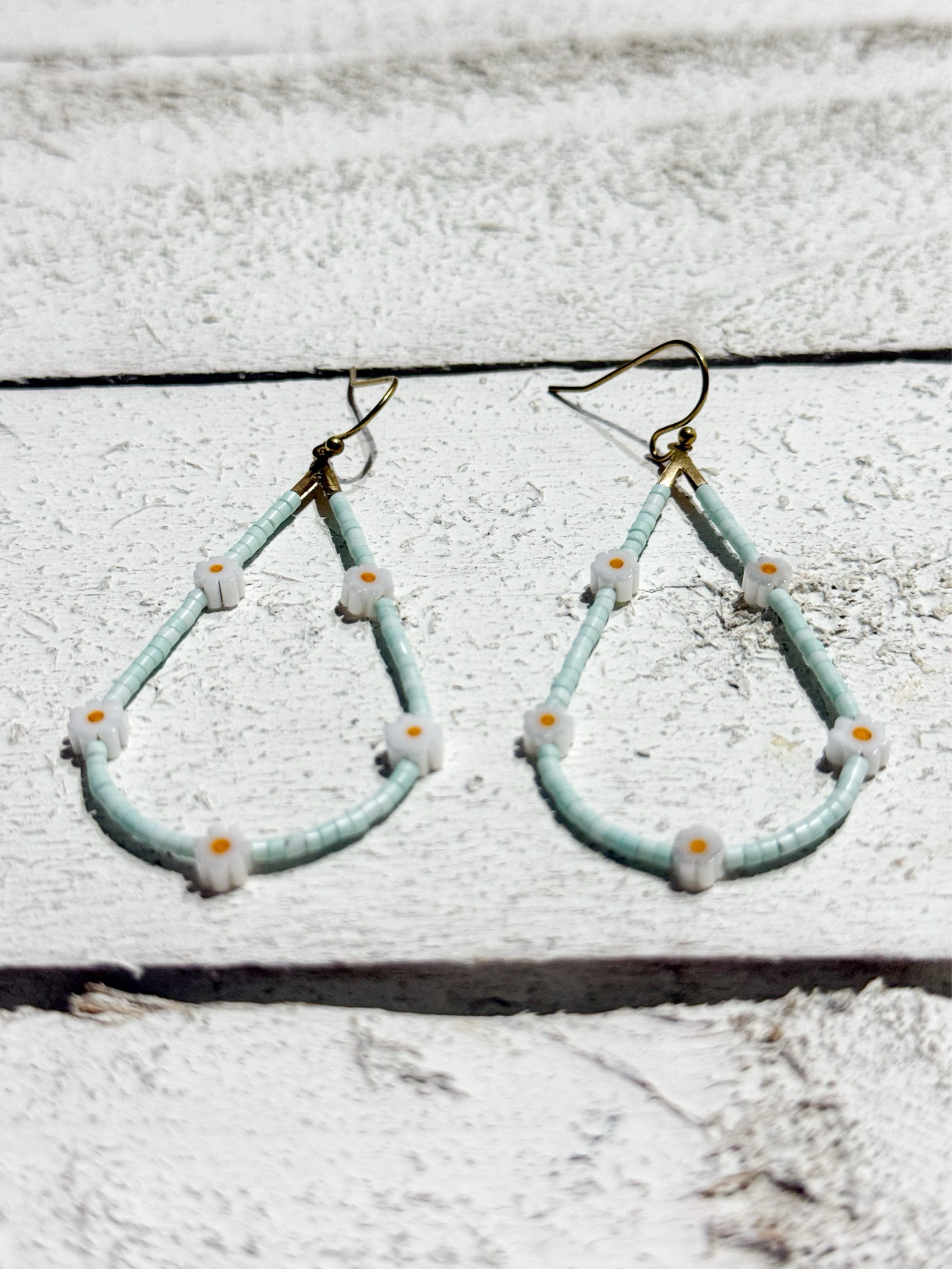 Pendientes gota margaritas agua