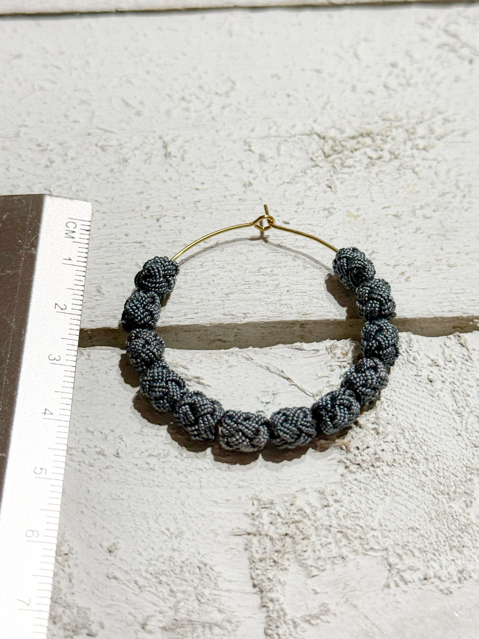 Pendientes aro pasamanería gris