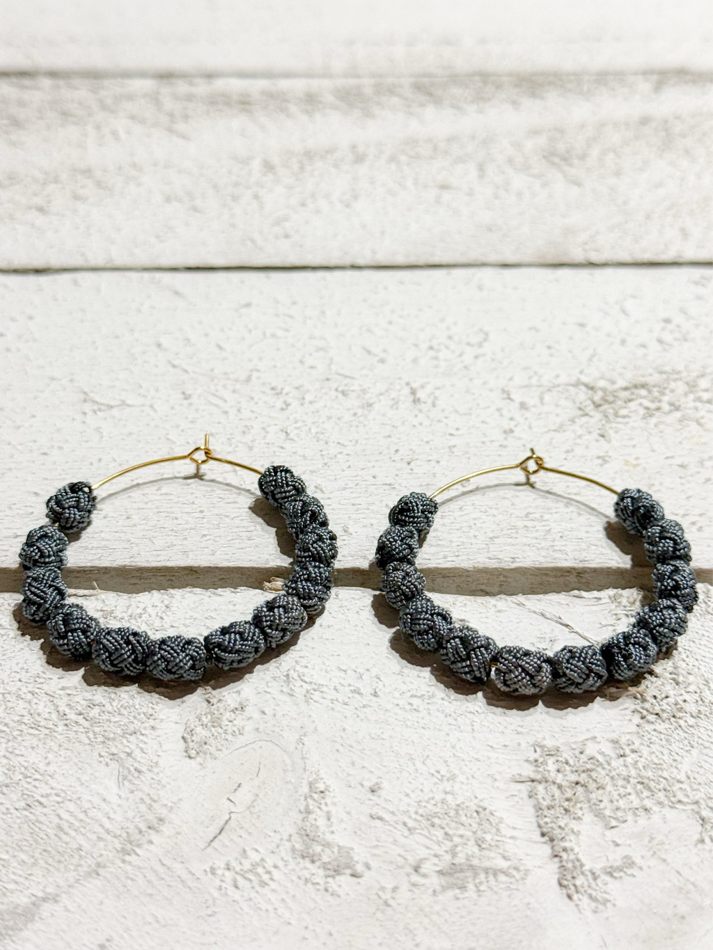 Pendientes aro pasamanería gris