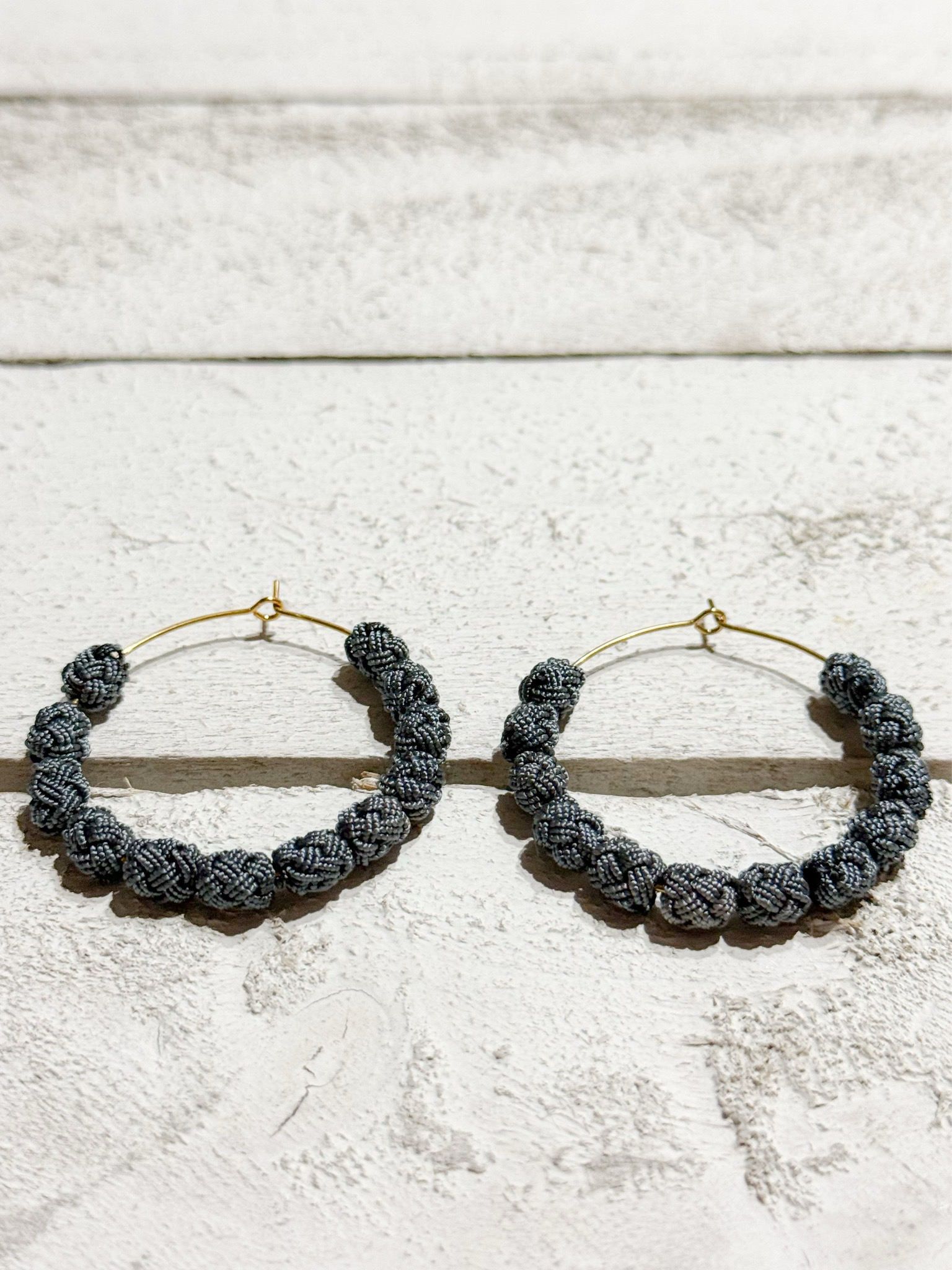 Pendientes aro pasamanería gris