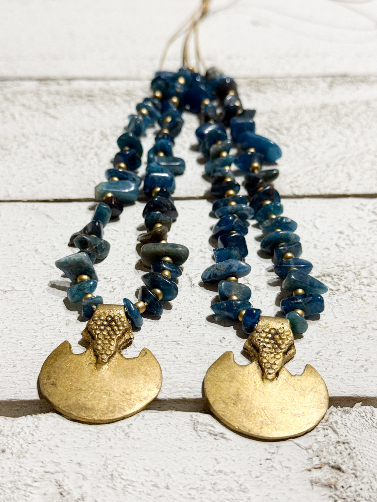 Gargantilla tribal piedra chip azul