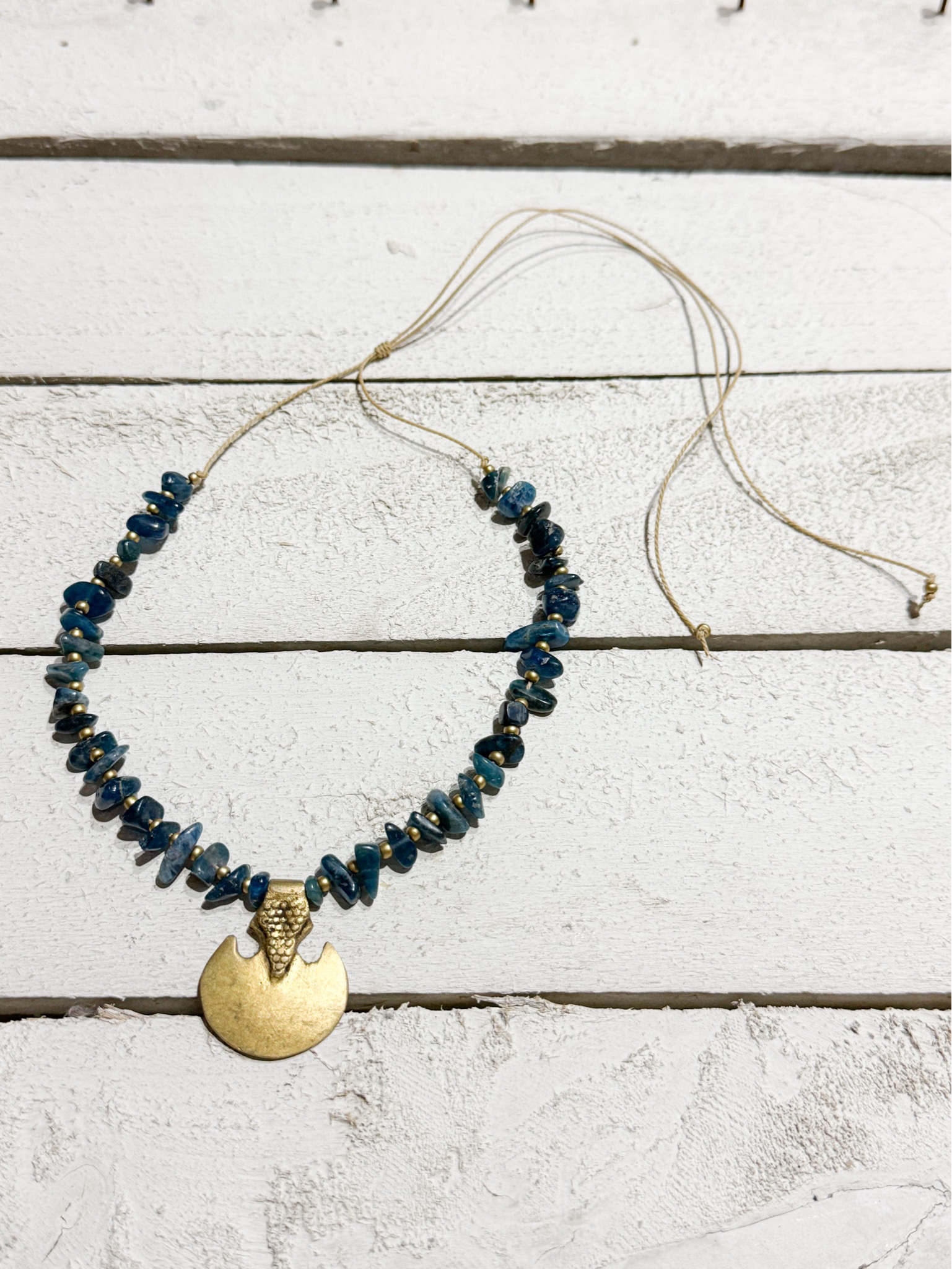 Gargantilla tribal piedra chip azul