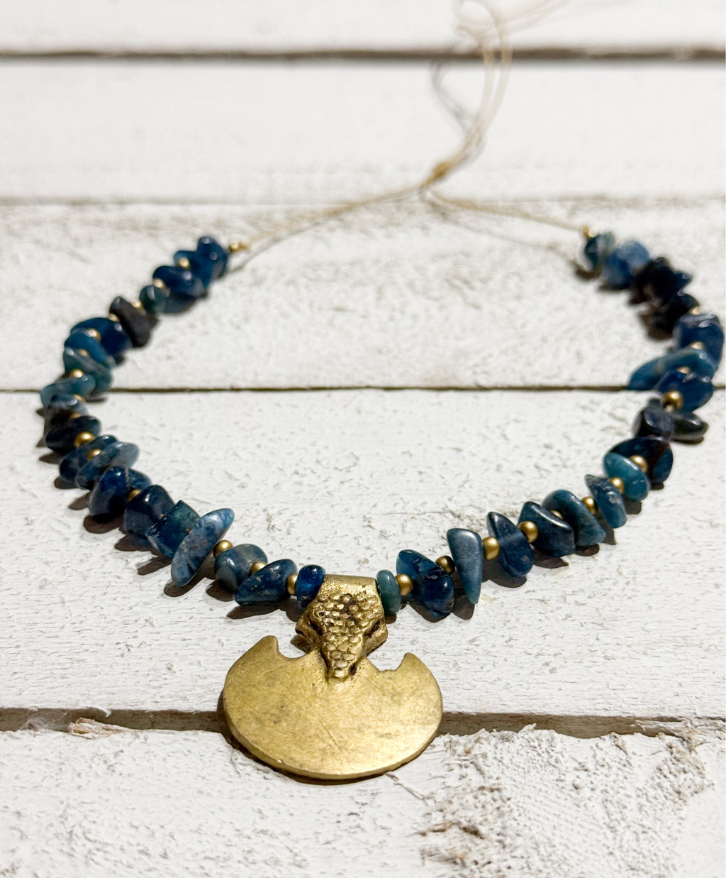 Gargantilla tribal piedra chip azul