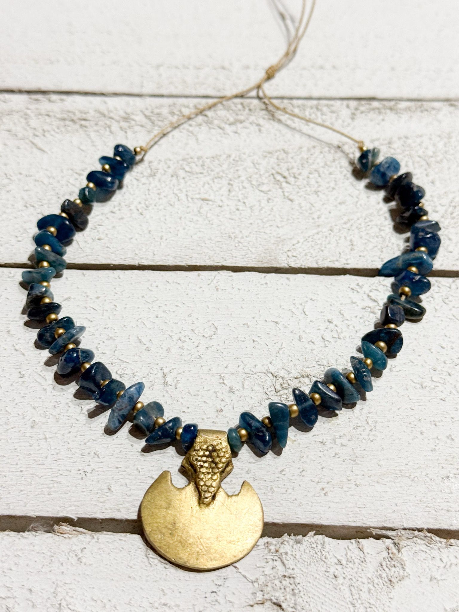 Gargantilla tribal piedra chip azul