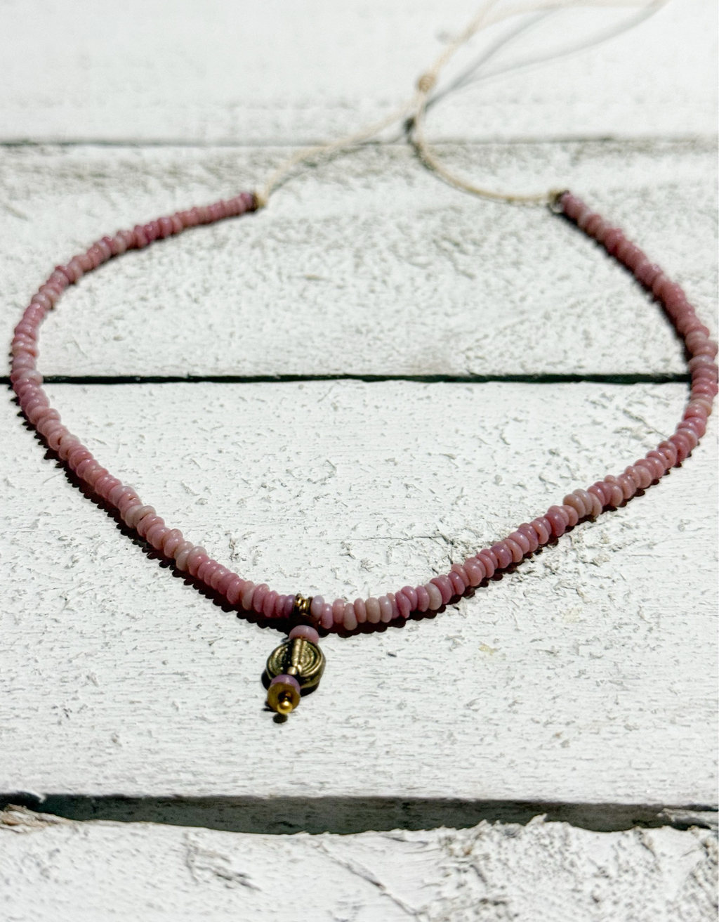 Gargantilla rosa colgante