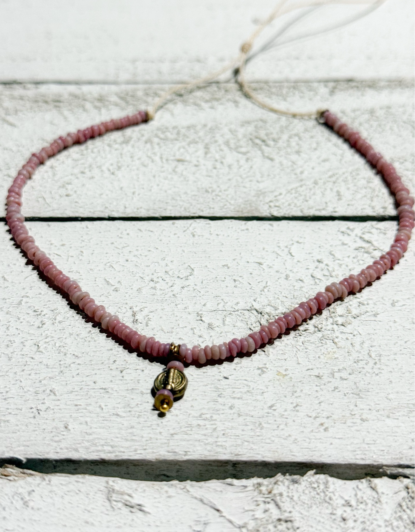 Gargantilla rosa colgante