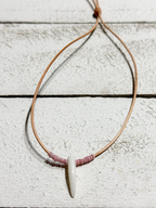 Gargantilla cuero colmillo rosa