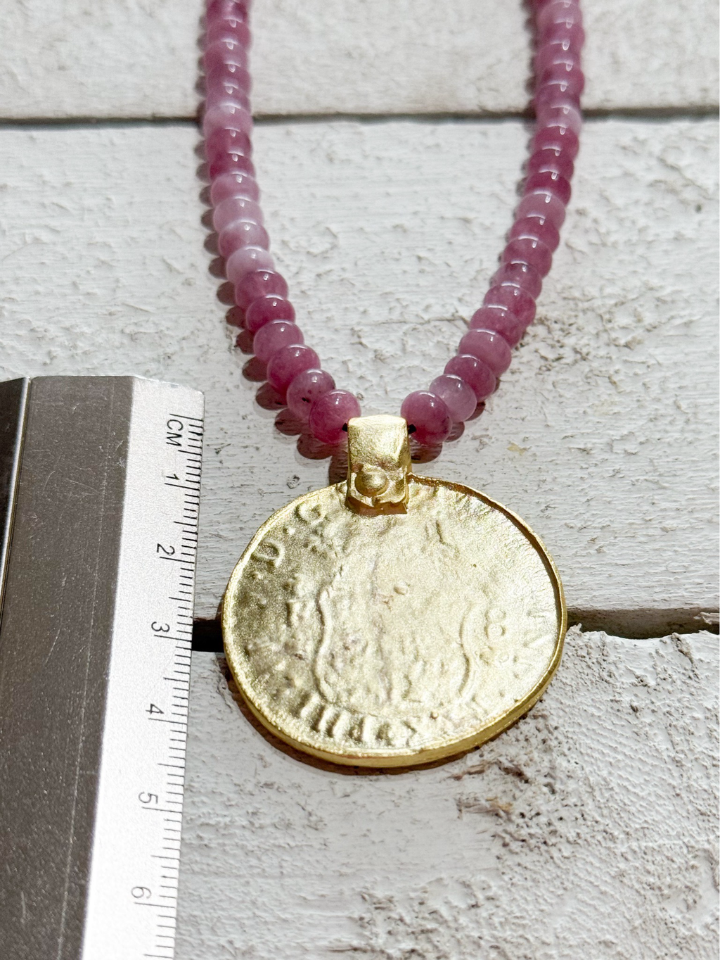 Gargantilla moneda piedras fresa