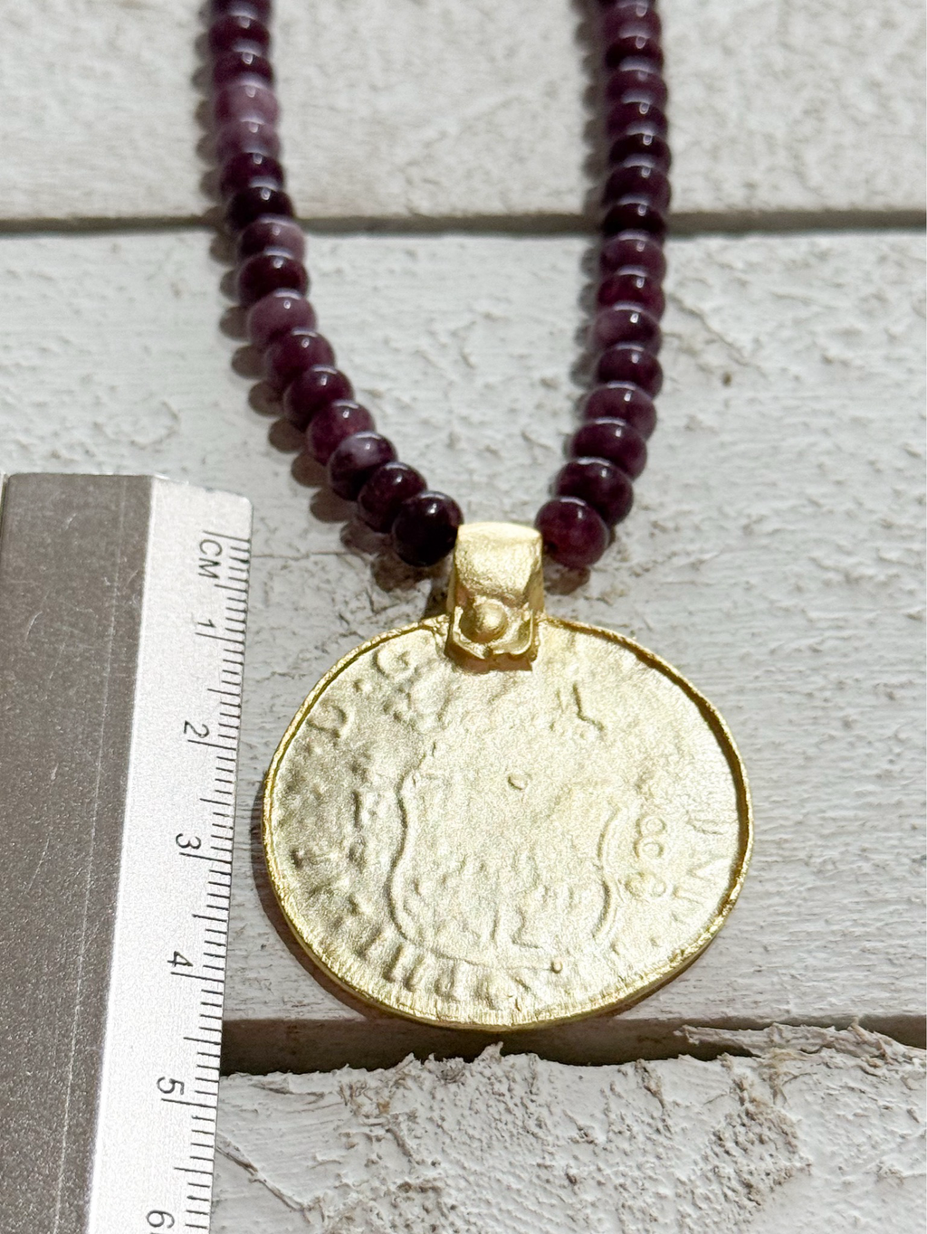 Gargantilla moneda piedras berenjena