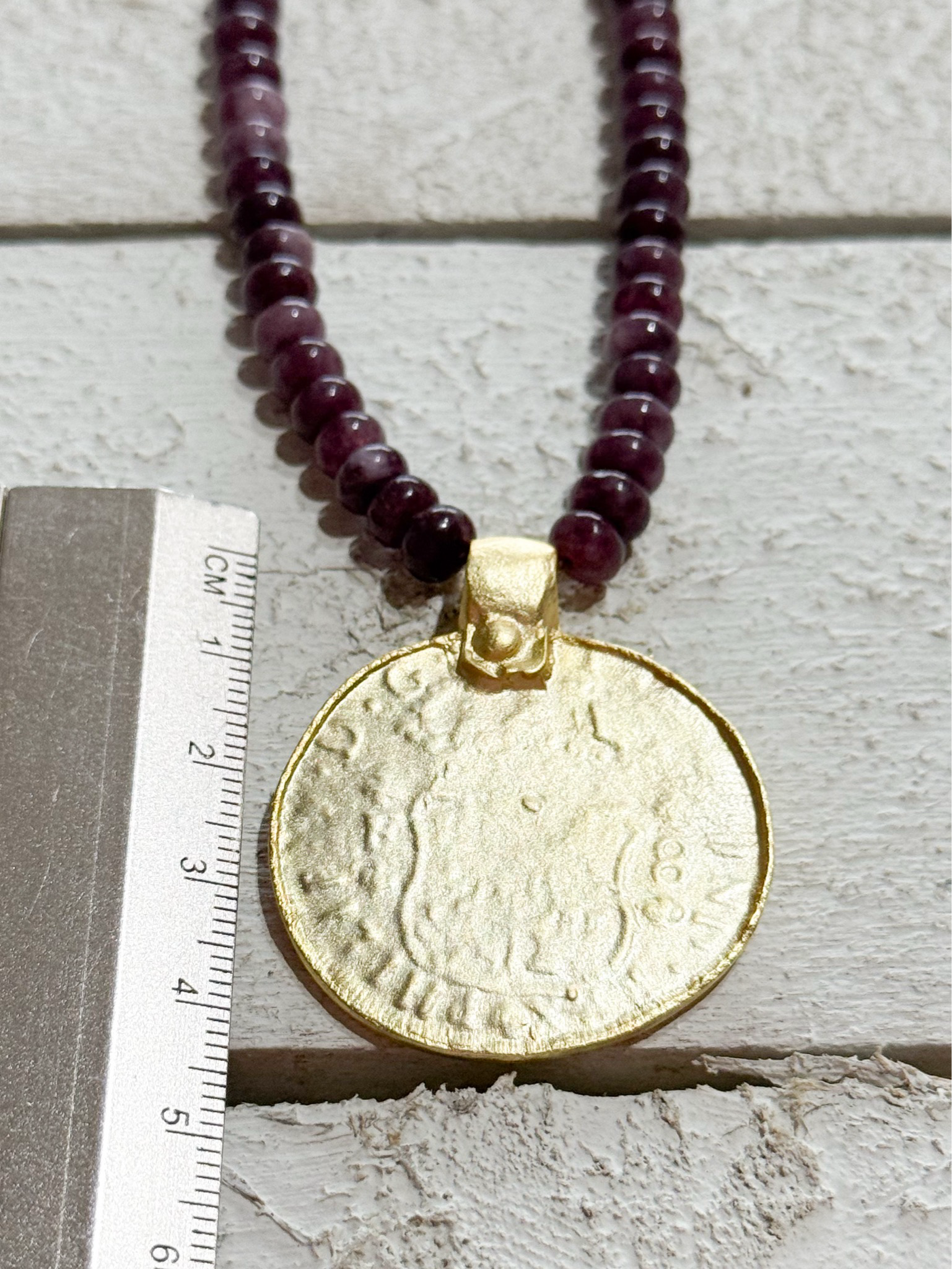 Gargantilla moneda piedras berenjena