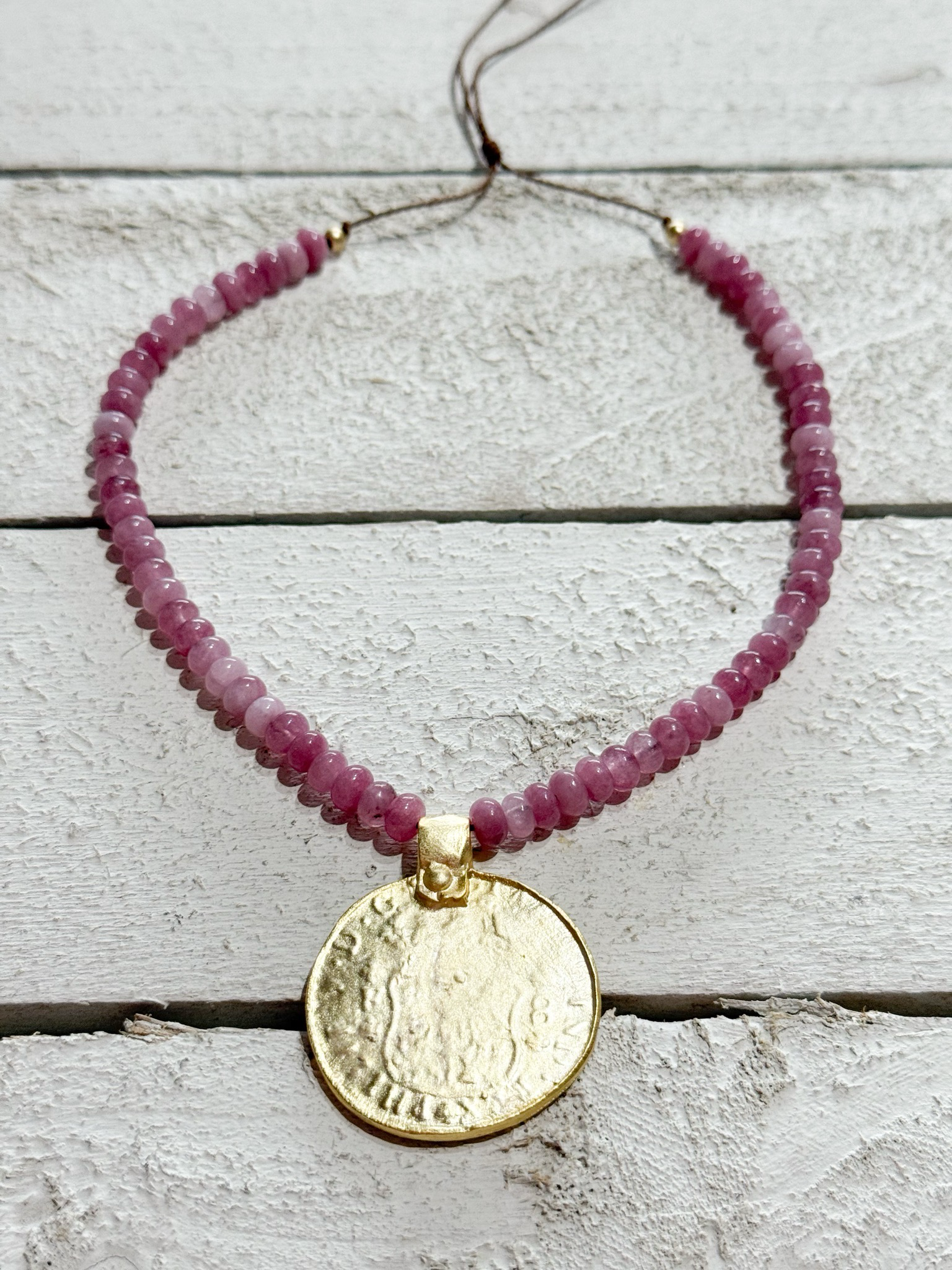 Gargantilla moneda piedras fresa