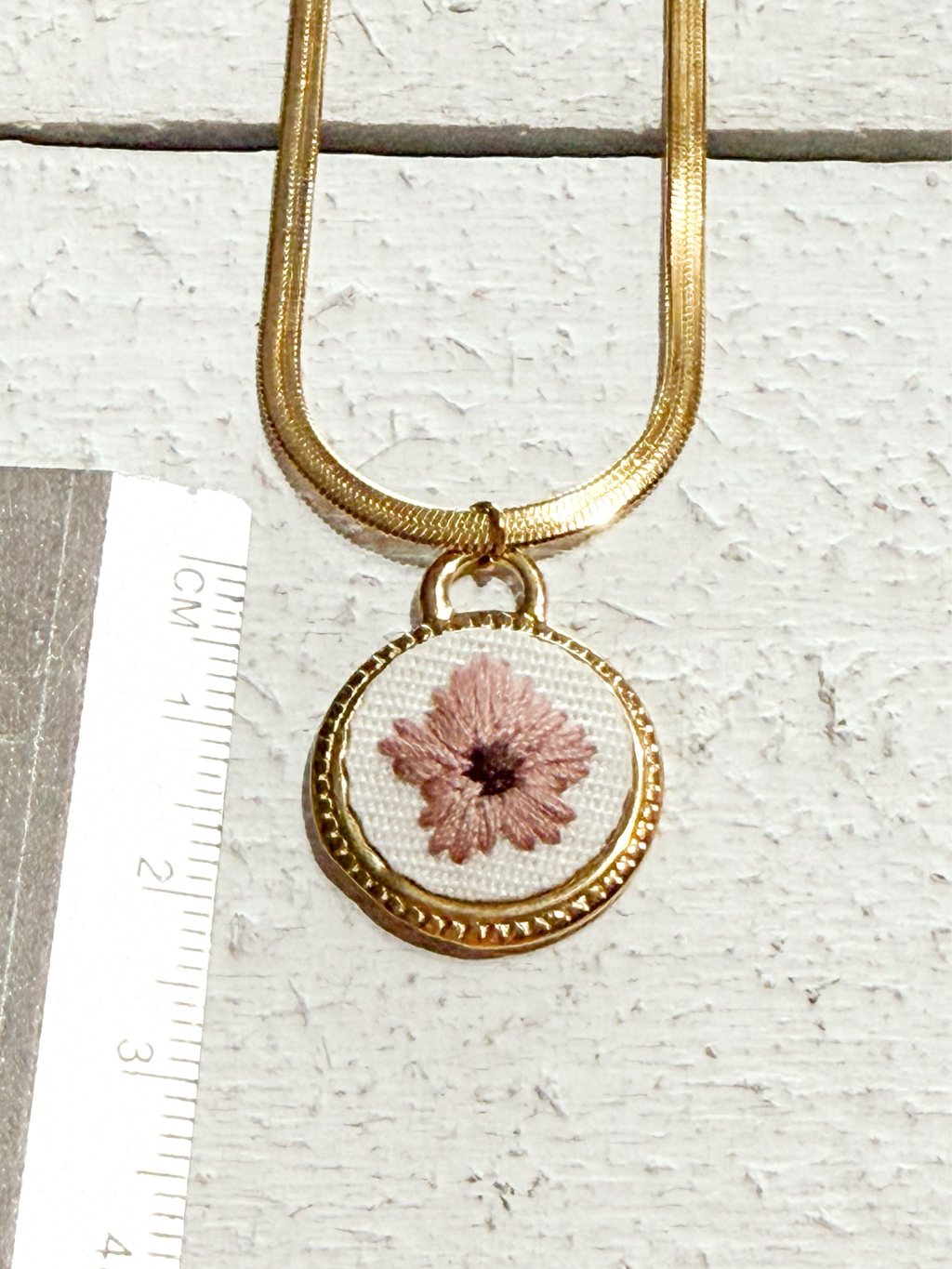 Gargantilla flor bordada redonda