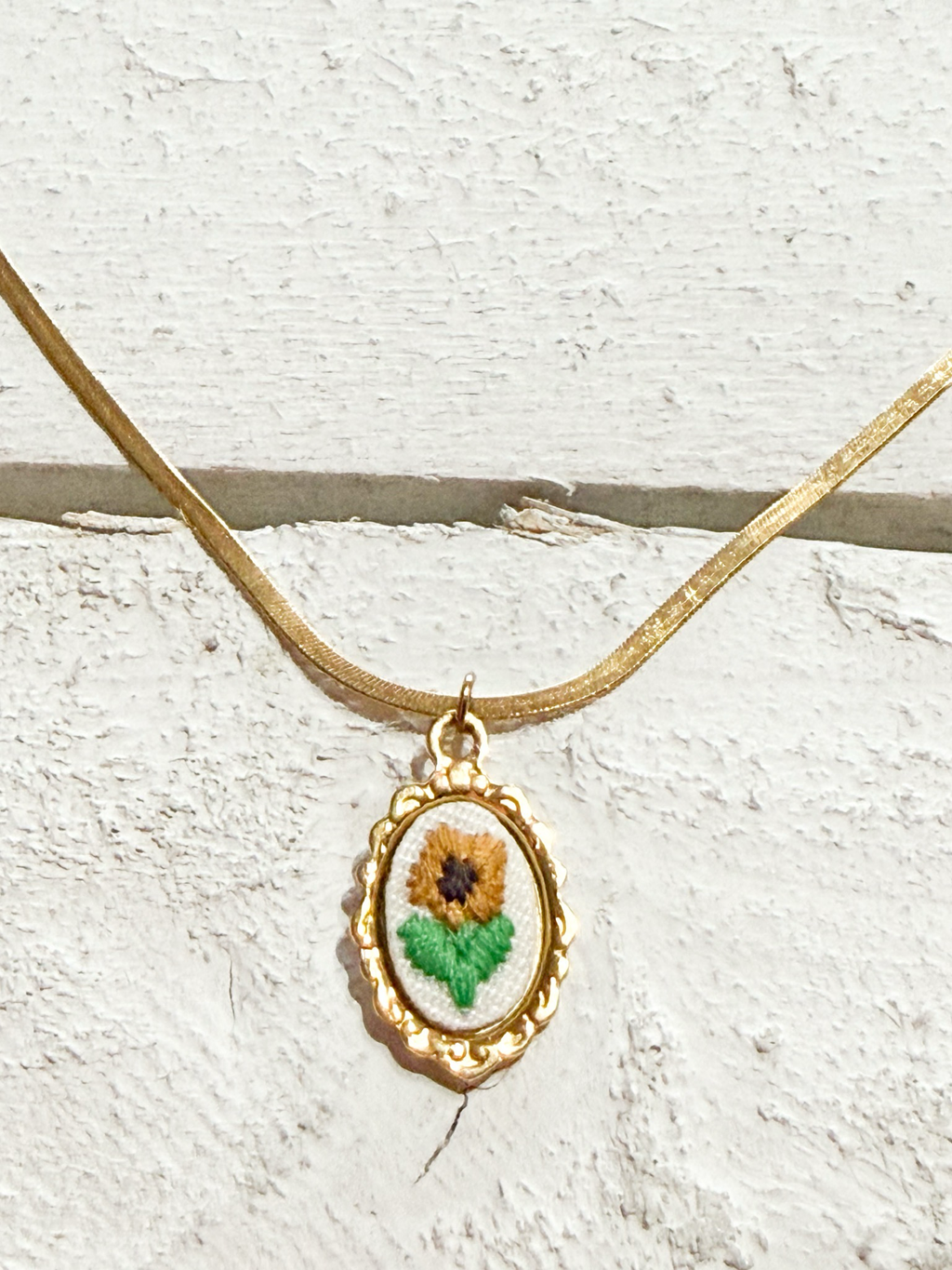 Gargantilla flor bordada oval