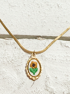 Gargantilla flor bordada oval
