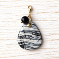 Charm piedra rayada
