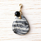 Charm piedra rayada