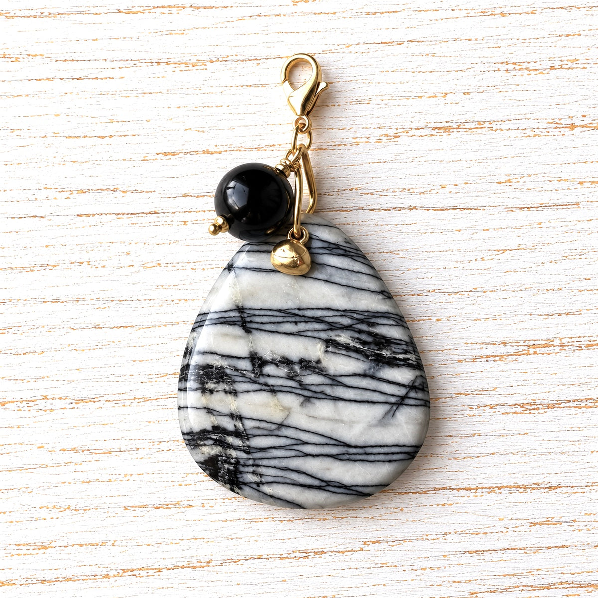 Charm piedra rayada
