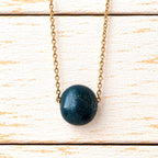Gargantilla cadena bola azul