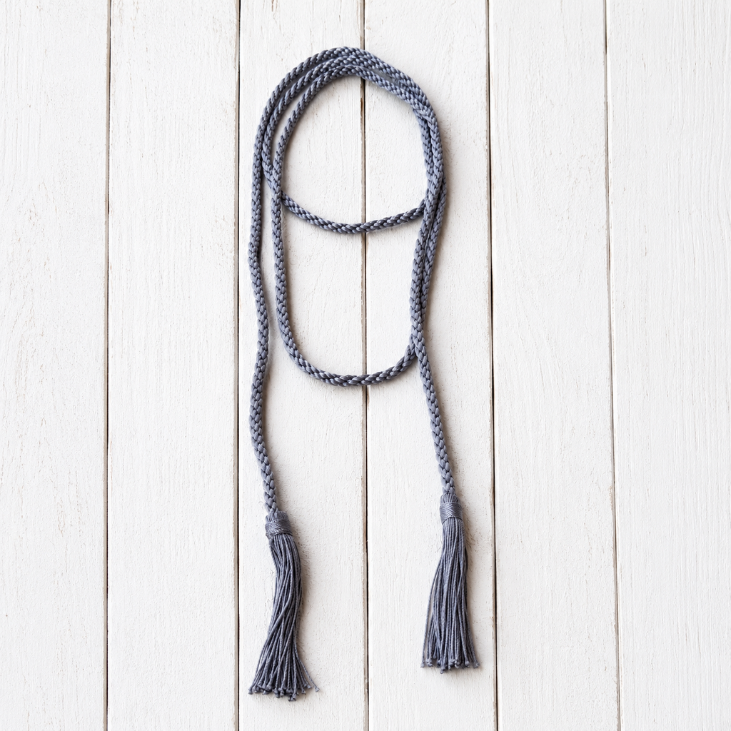 Collar cinturón pompones gris