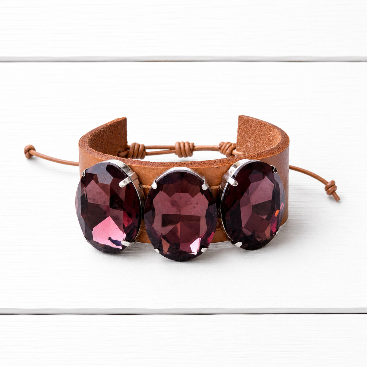 Pulsera cuero ancha triple adorno