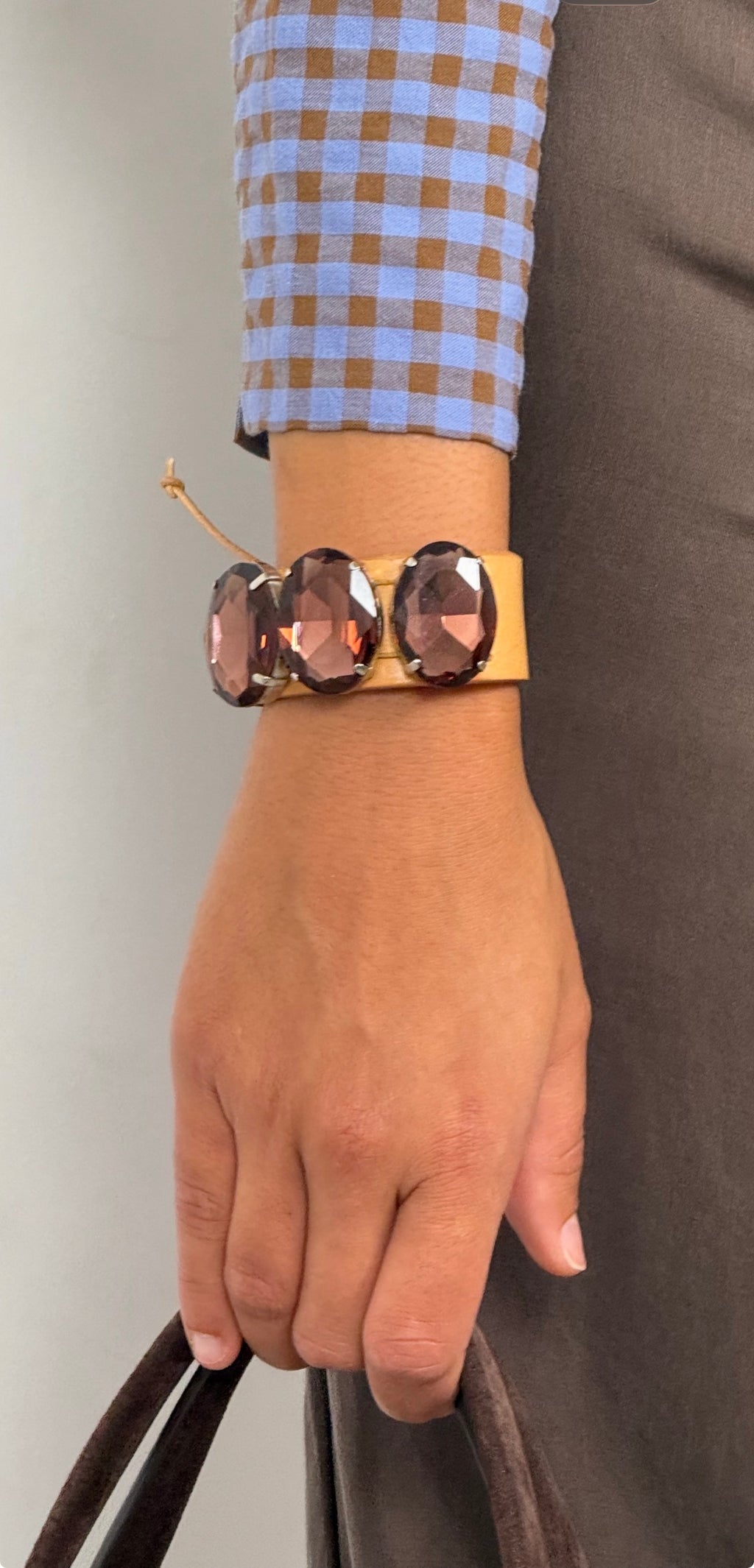 Pulsera cuero ancha triple adorno