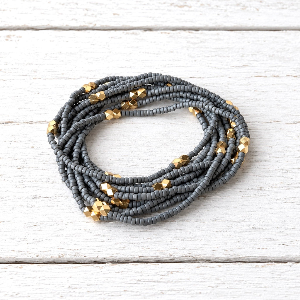 Collar largo gris contraste
