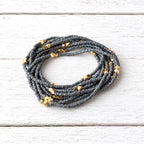 Collar largo gris contraste