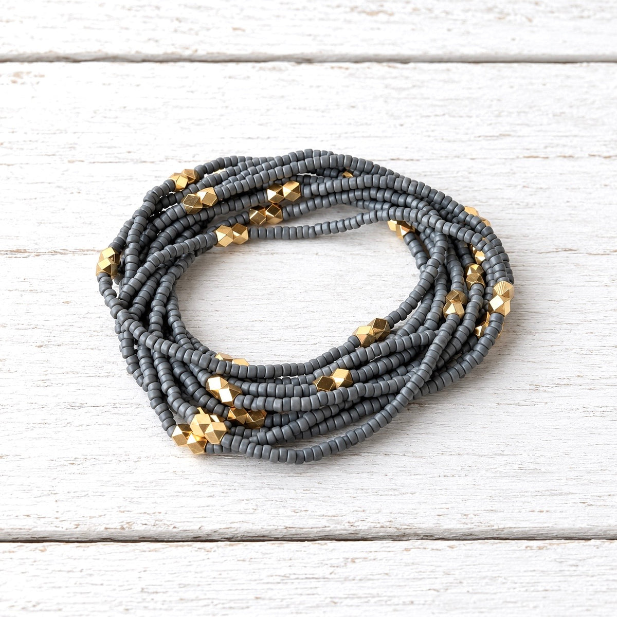 Collar largo gris contraste
