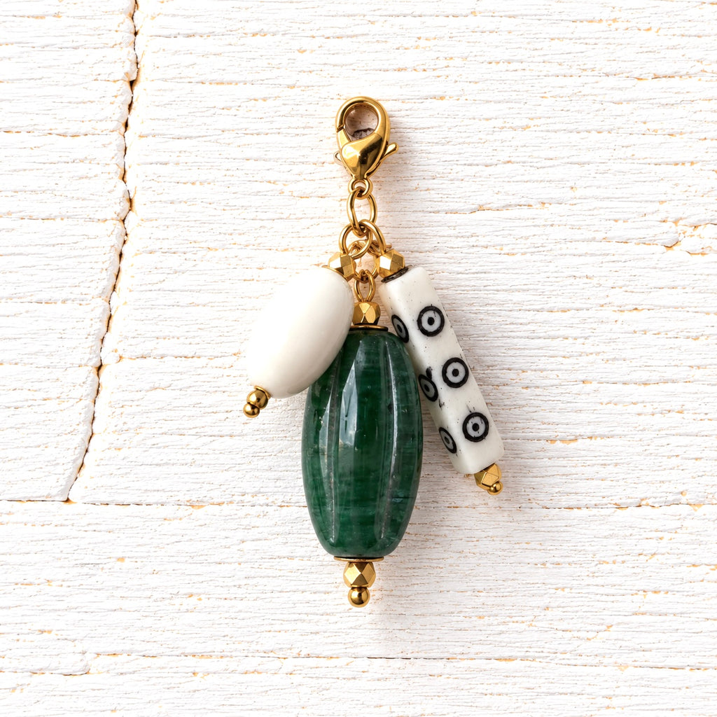 Charm vidrio verde botella