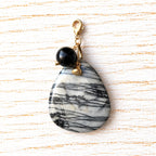 Charm piedra rayada