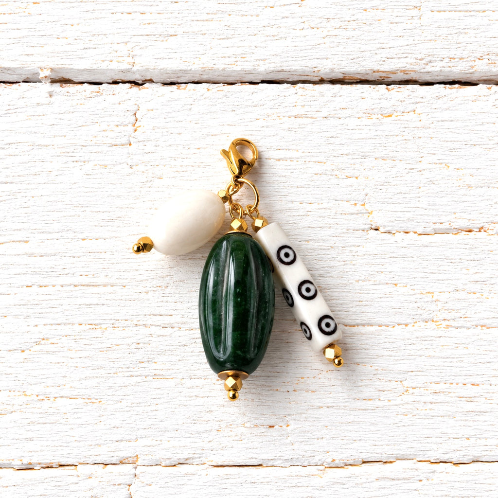 Charm vidrio verde botella