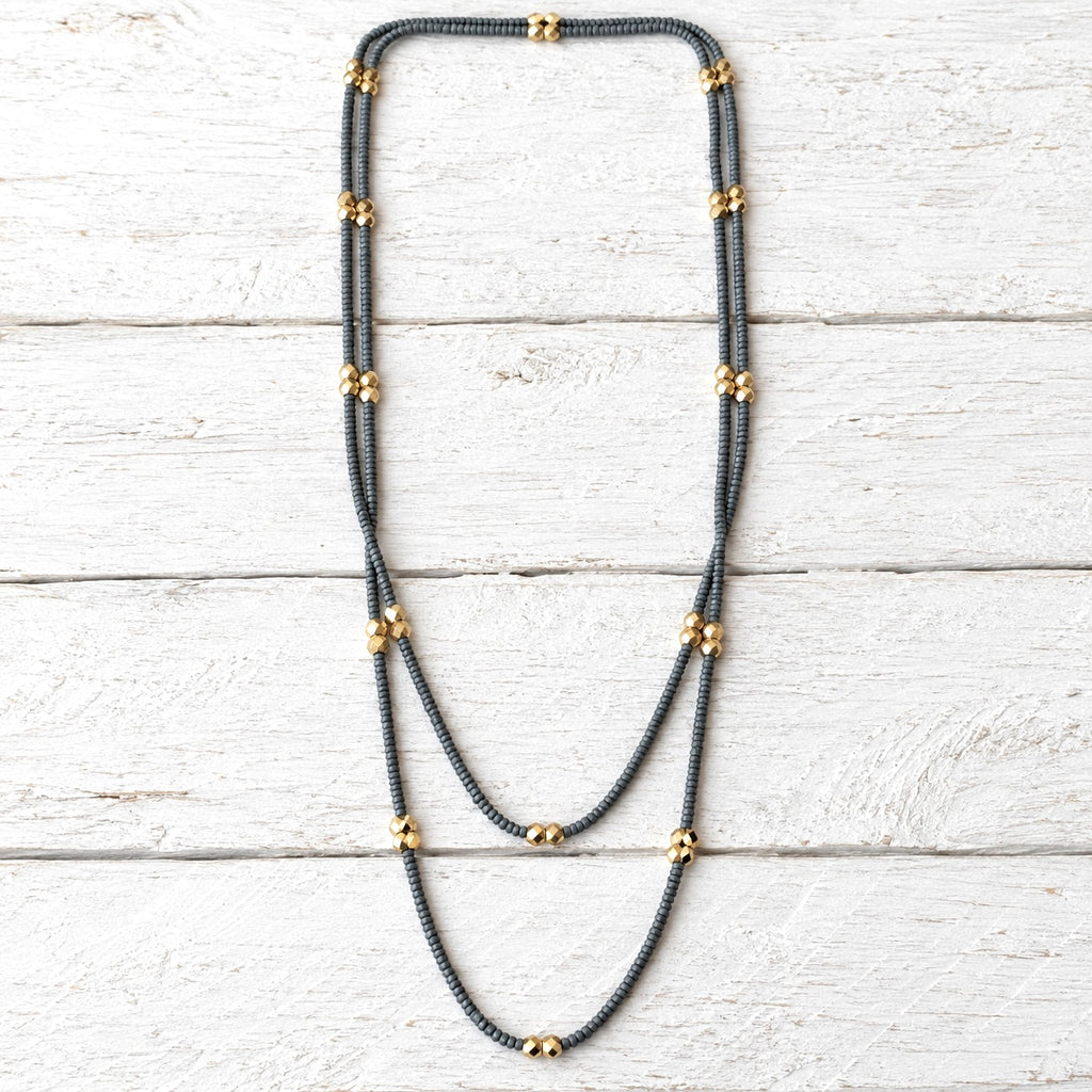 Collar largo gris contraste