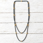 Collar largo gris contraste