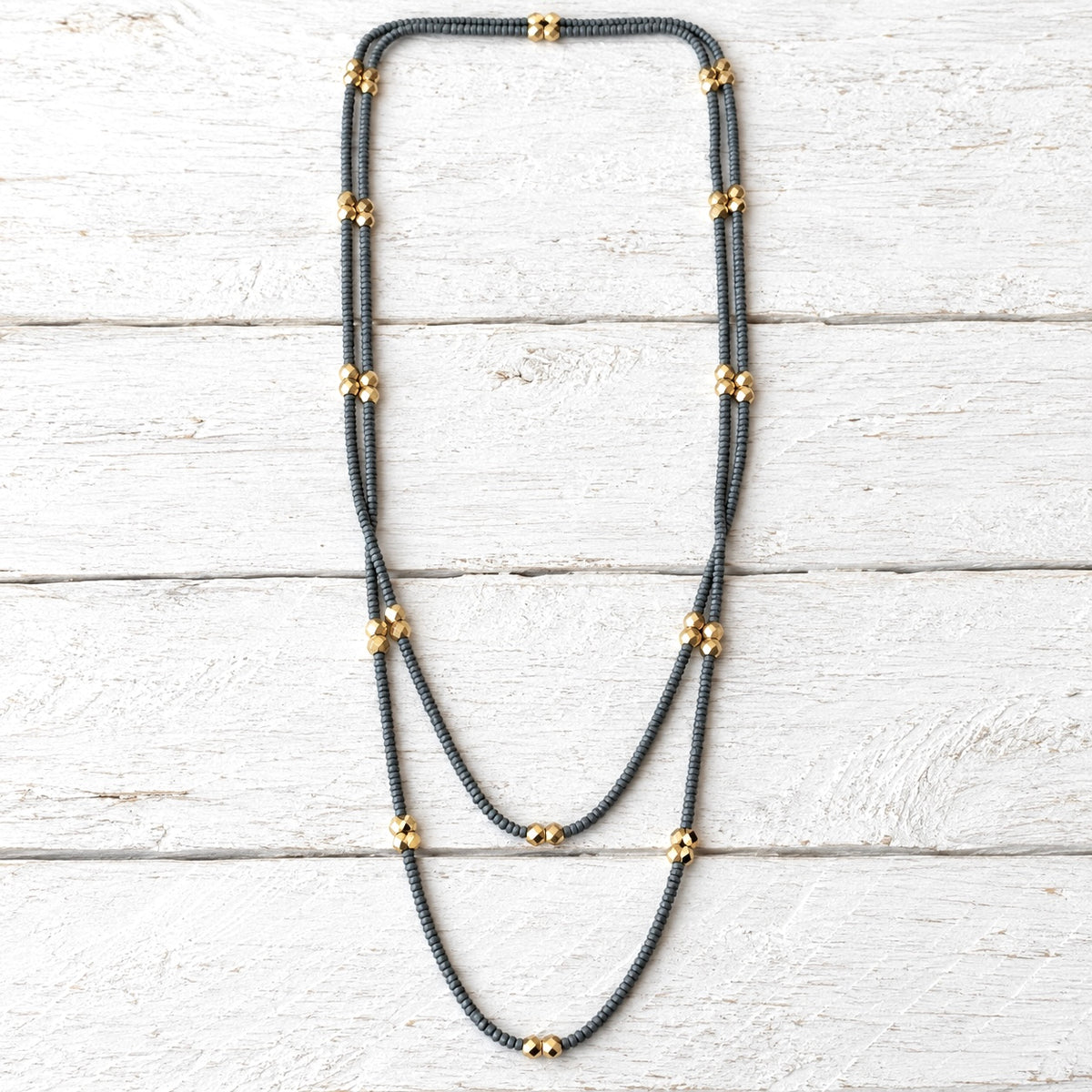 Collar largo gris contraste