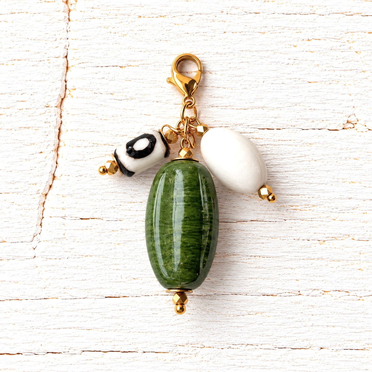 Charm vidrio verde oliva