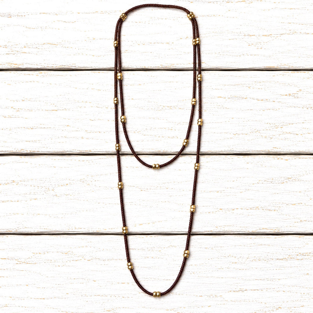 Collar largo marrón contraste dorado