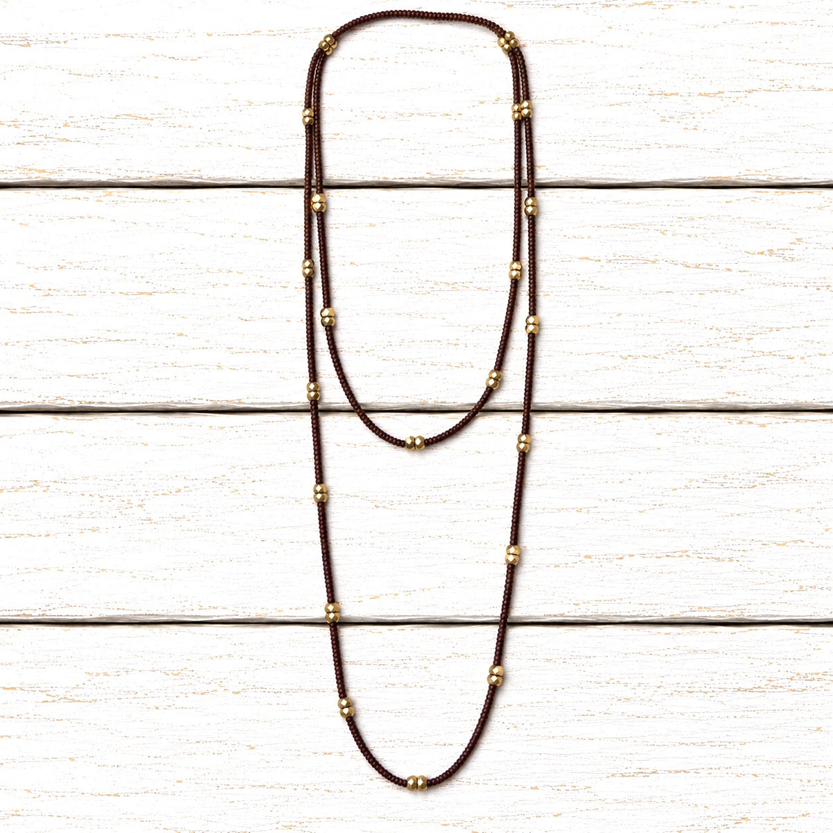 Collar largo marrón contraste dorado