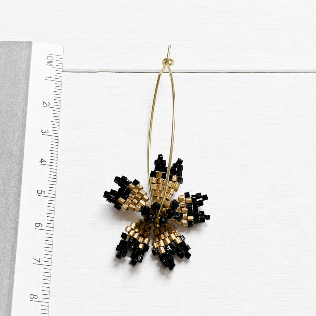 Pendiente aro ovalado XL flor miyuki negro