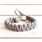 Pulsera cordón macramé gris
