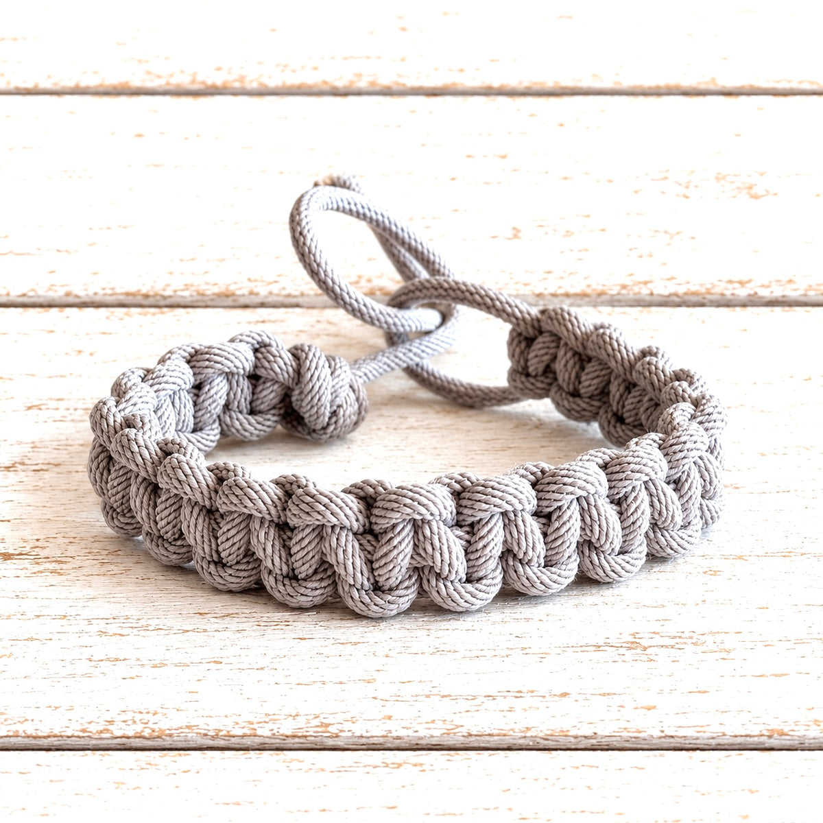 Pulsera cordón macramé gris