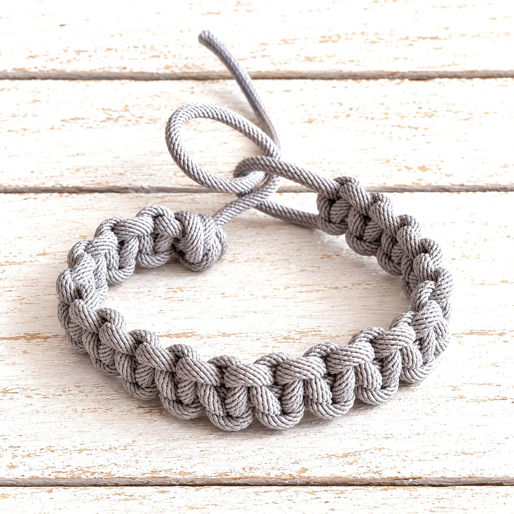 Pulsera cordón macramé gris