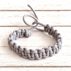 Pulsera cordón macramé gris