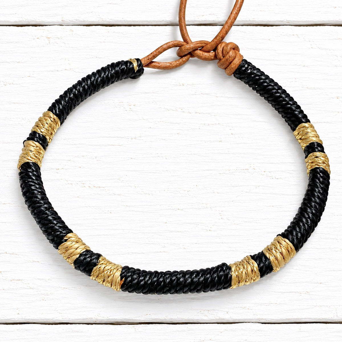 Pulsera cuero negro dorado