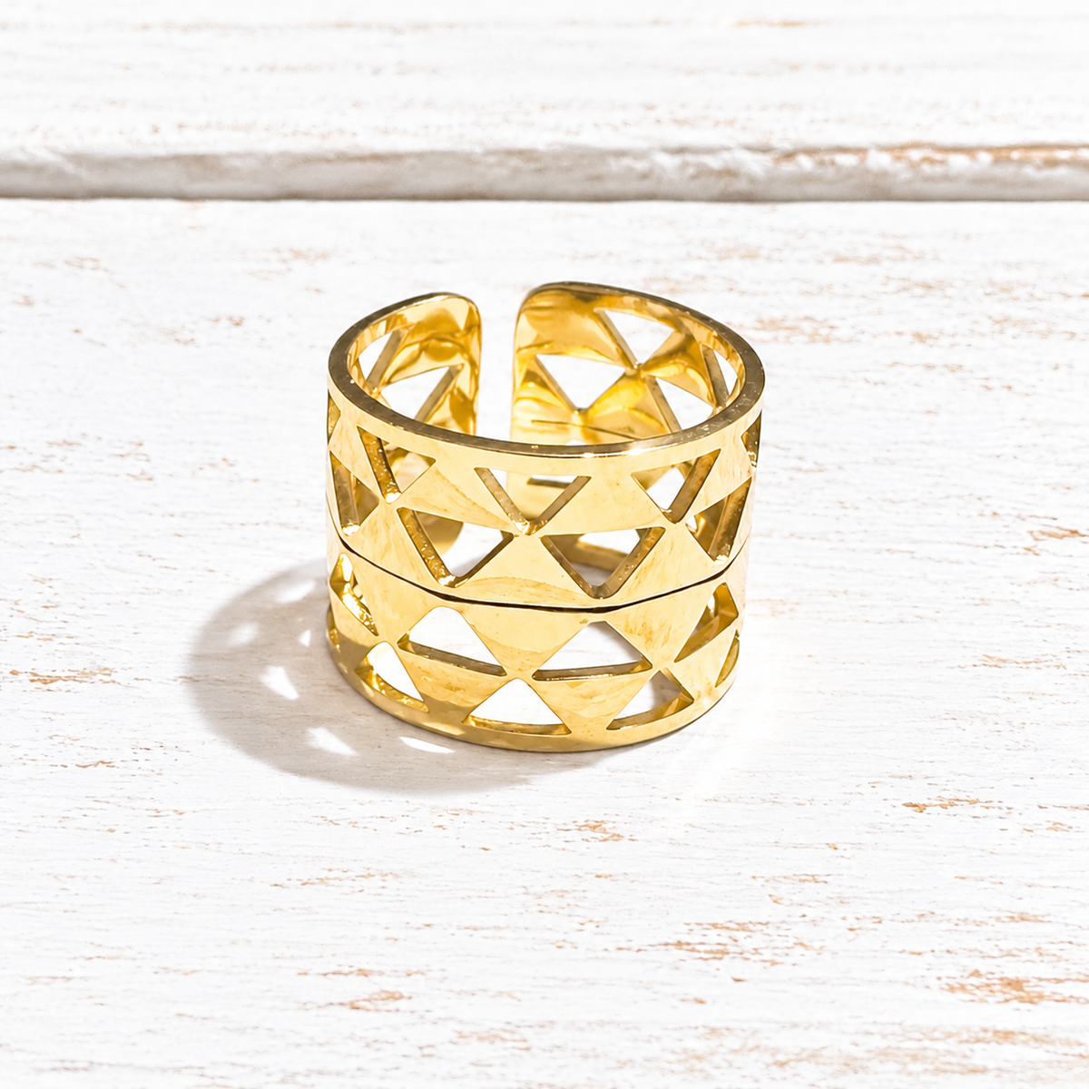 Anillo acero triángulos dorado