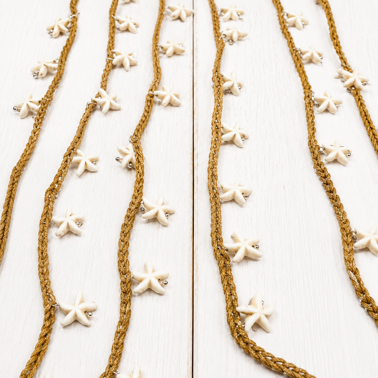 Collar tejido estrellas