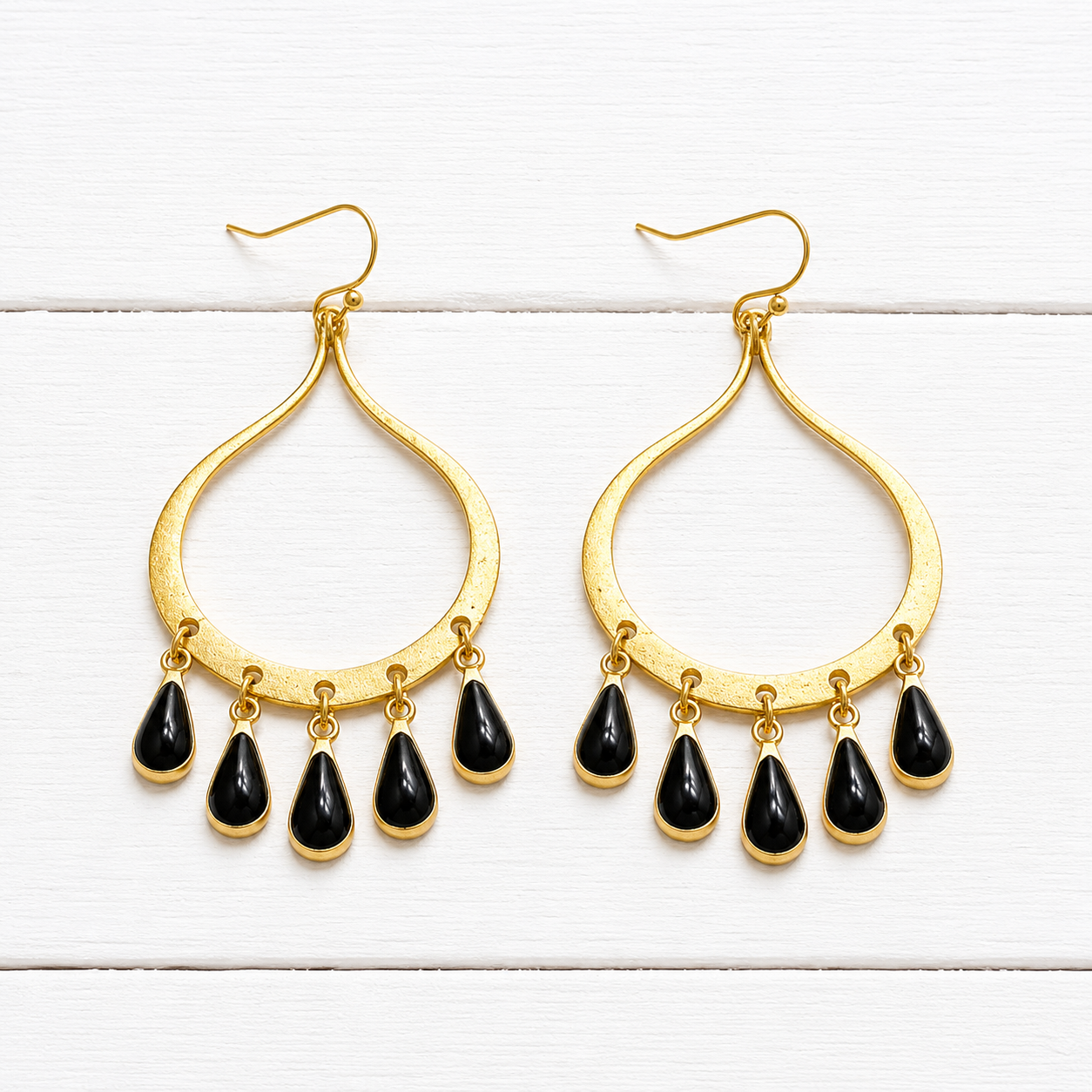 Pendientes lágrimas negras dorados