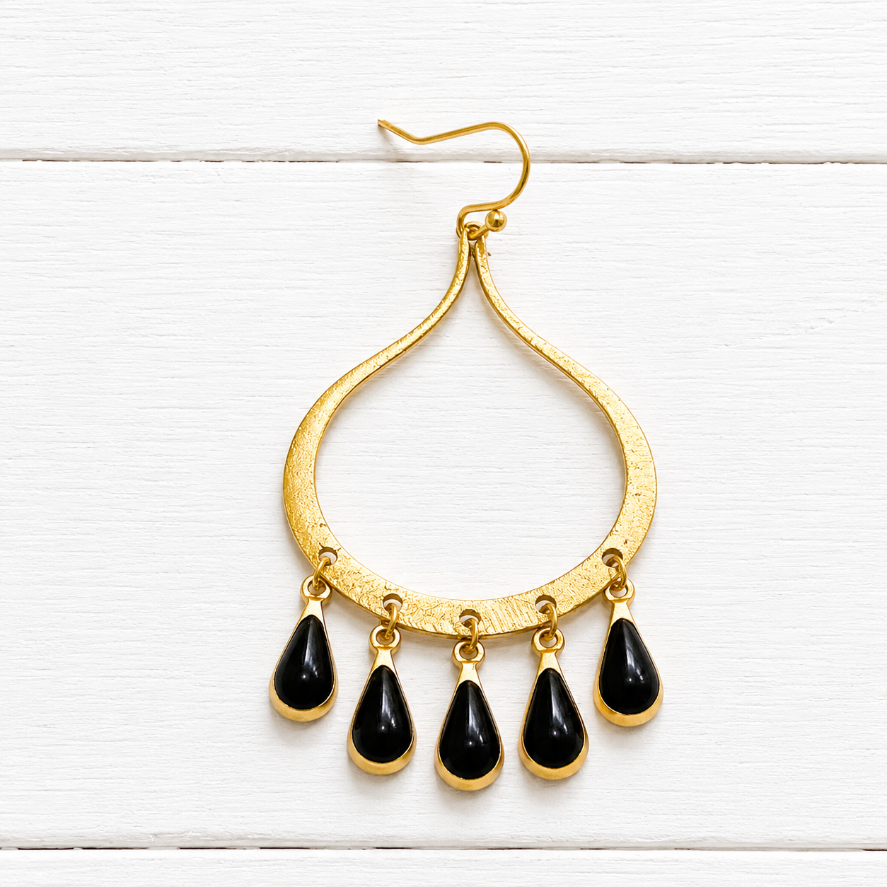 Pendientes lágrimas negras dorados