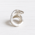 Anillo hoja metal plateado