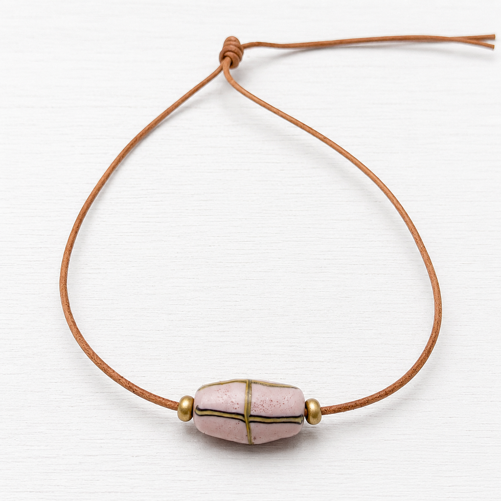 Gargantilla cuero piedra rosa y oro