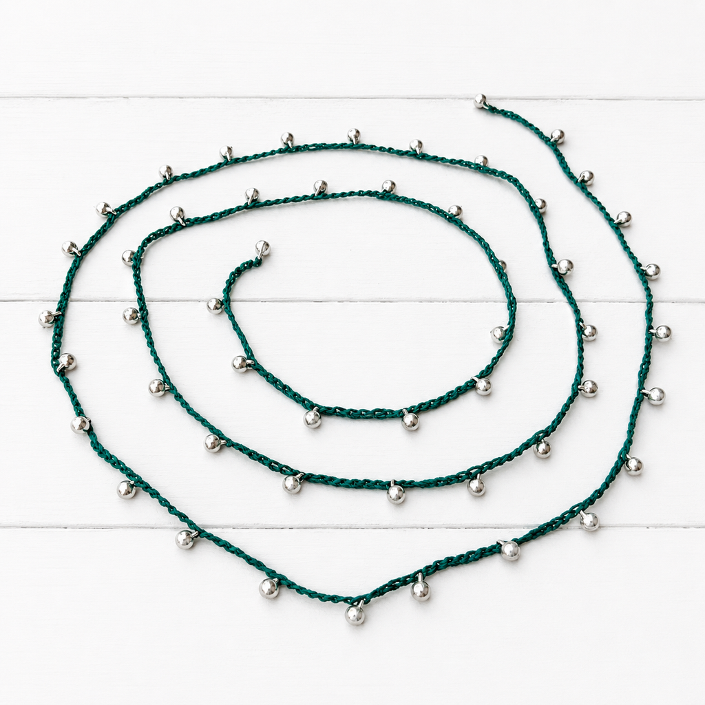Collar abierto bolas plateadas verde